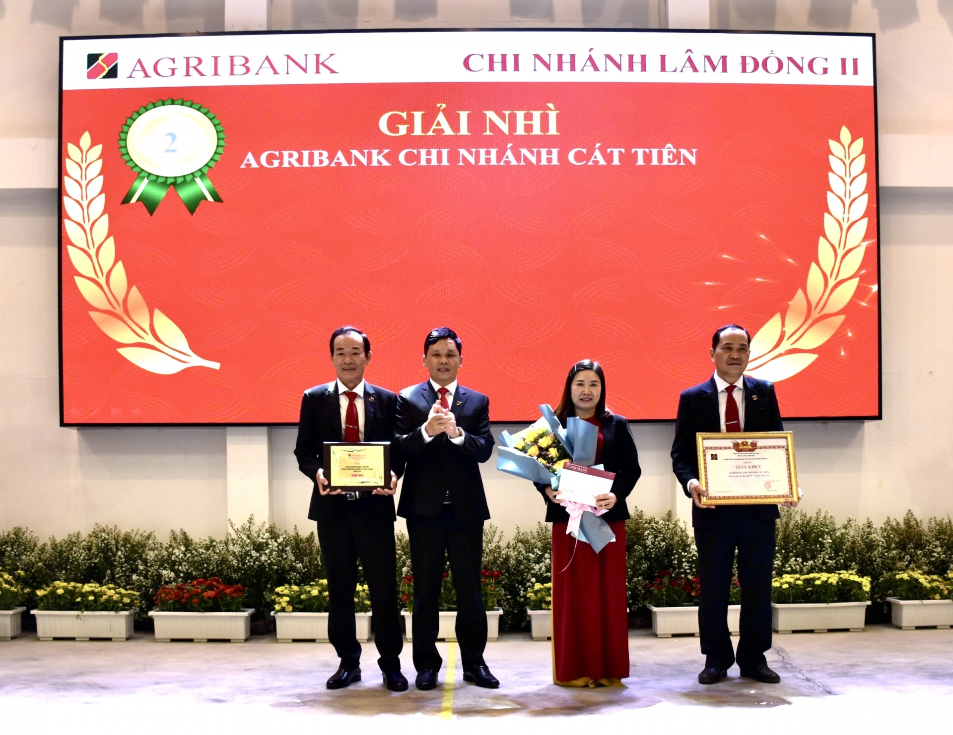 Ông Vũ Bảo Quân - Phó Giám đốc Agribank Chi nhánh Lâm Đồng II, trao Giải Nhì toàn diện năm 2024 cho Agribank Chi nhánh Cát Tiên