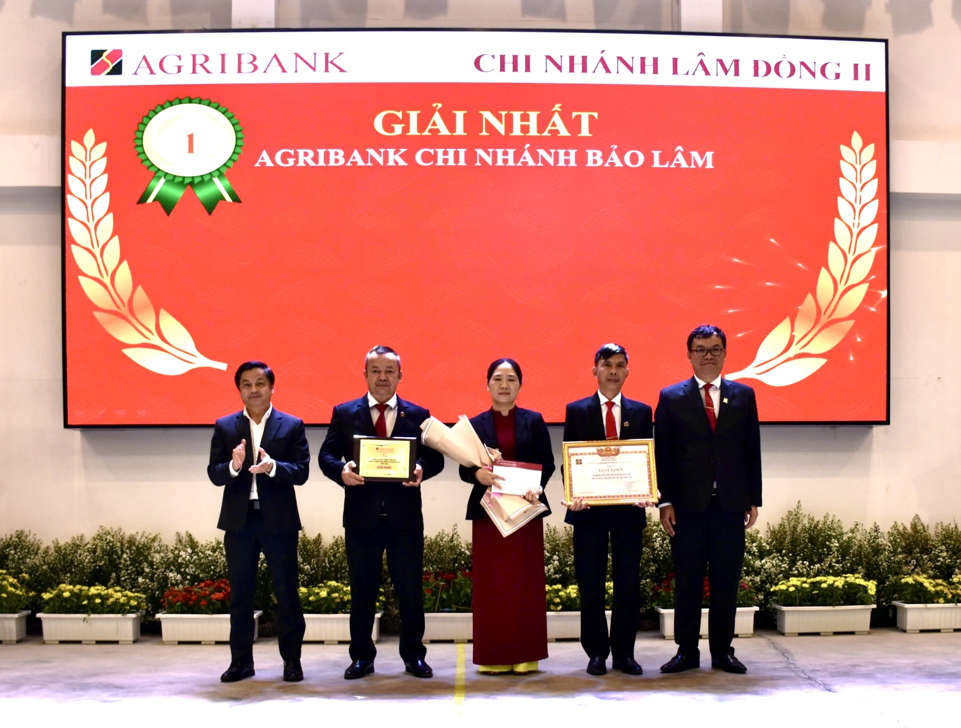 Ông Võ Văn Thanh và ông Nguyễn Thái Liêm trao Giải Nhất toàn diện năm 2024 cho Agribank Chi nhánh Bảo Lâm