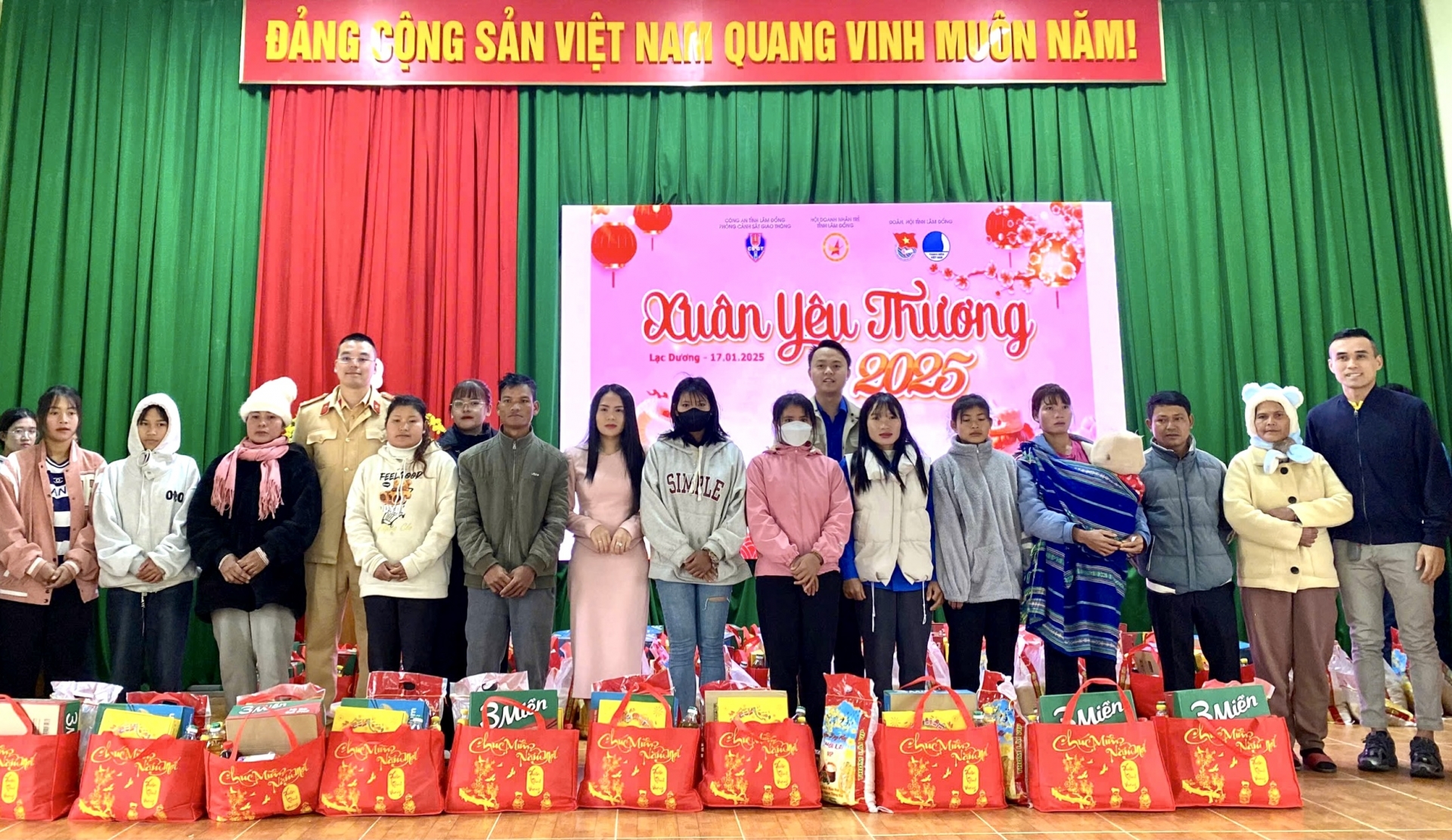 Trao quà Tết cho người dân có hoàn cảnh khó khăn 