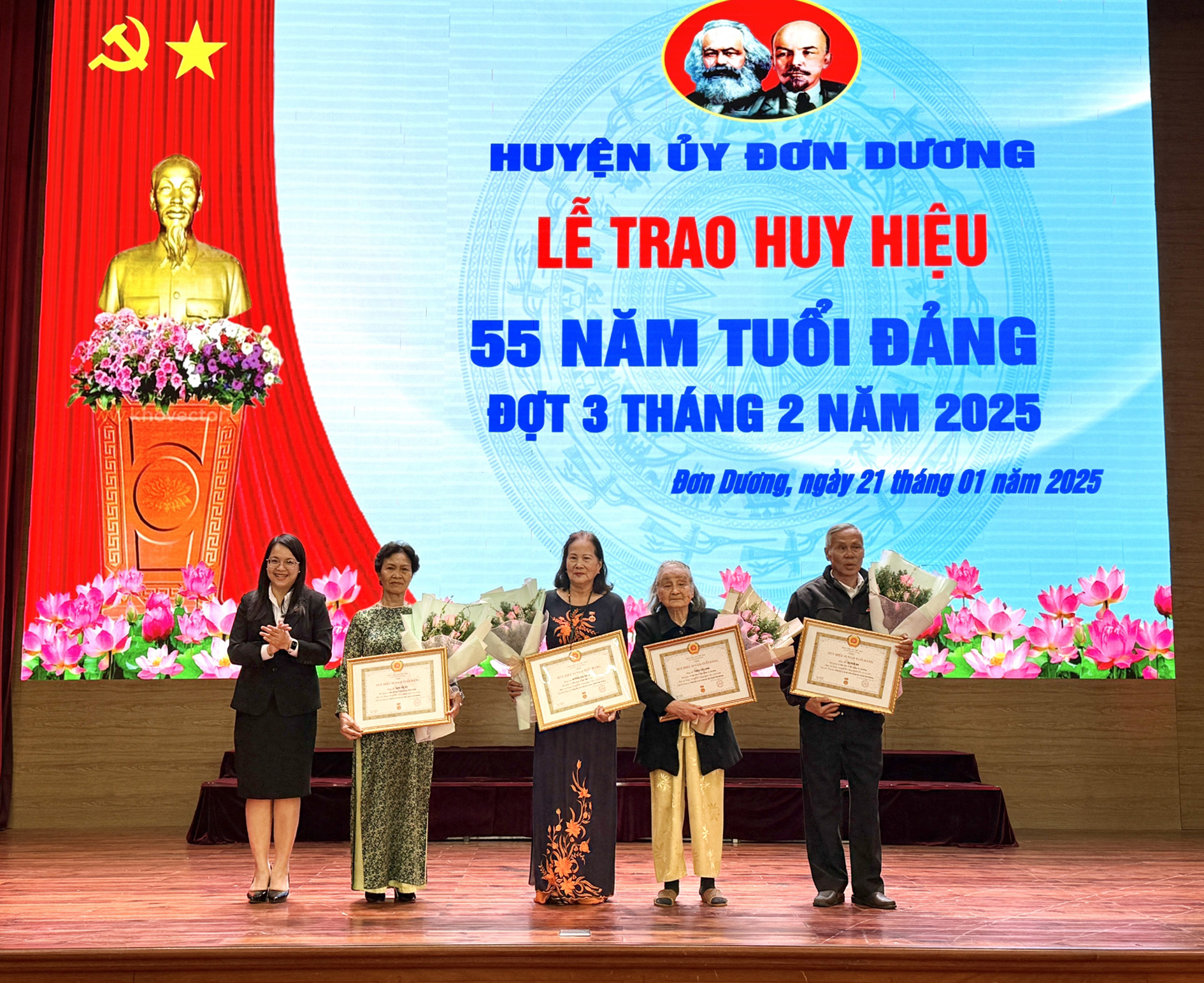 Đồng chí Dương Thị Ngà - Bí thư Huyện ủy Đơn Dương trao Huy hiệu 55 năm tuổi Đảng cho các đảng viên