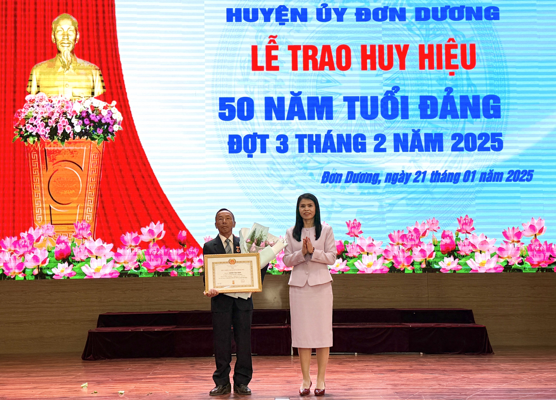  Đồng chí Đinh Thị Mai  - Phó Bí thư Huyện ủy Đơn Dương trao Huy hiệu 50 năm tuổi Đảng cho đảng viên