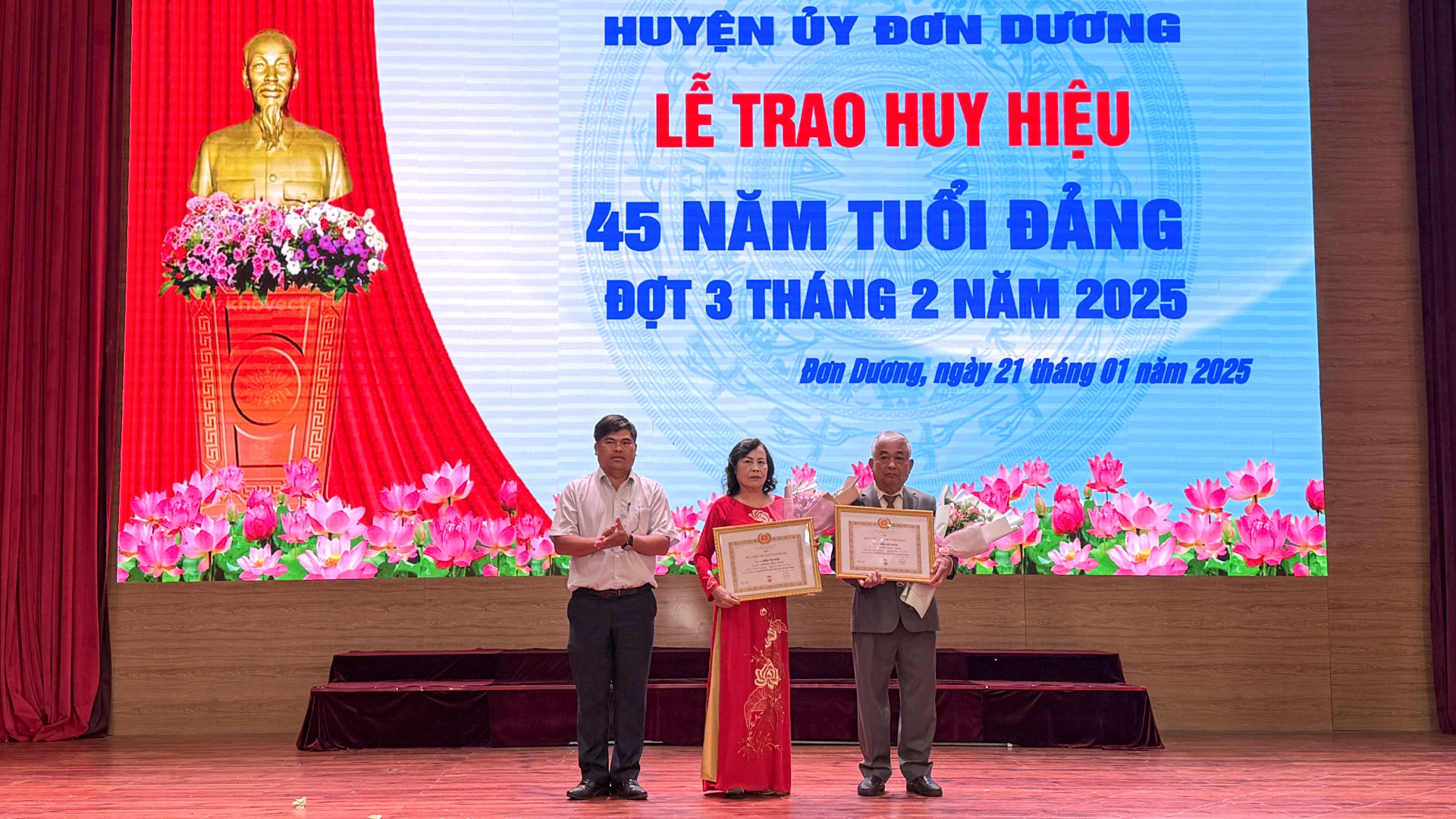 Đồng chí Nguyễn Đình Tịnh - Phó Chủ tịch UBND huyện Đơn Dương trao Huy hiệu 45 tuổi Đảng cho các đảng viên