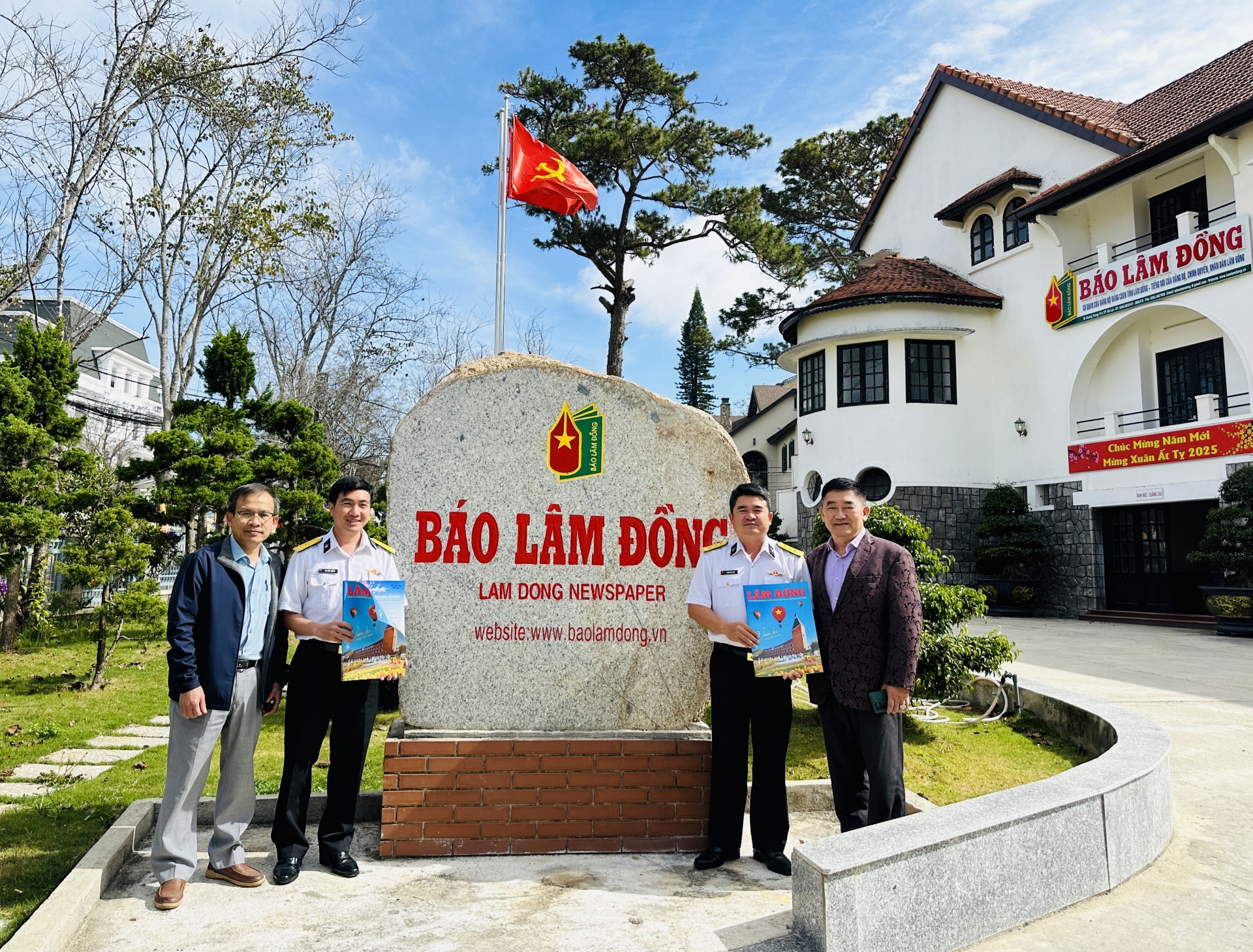 Trung đoàn 196 Hải quân thăm trụ sở Báo Lâm Đồng 