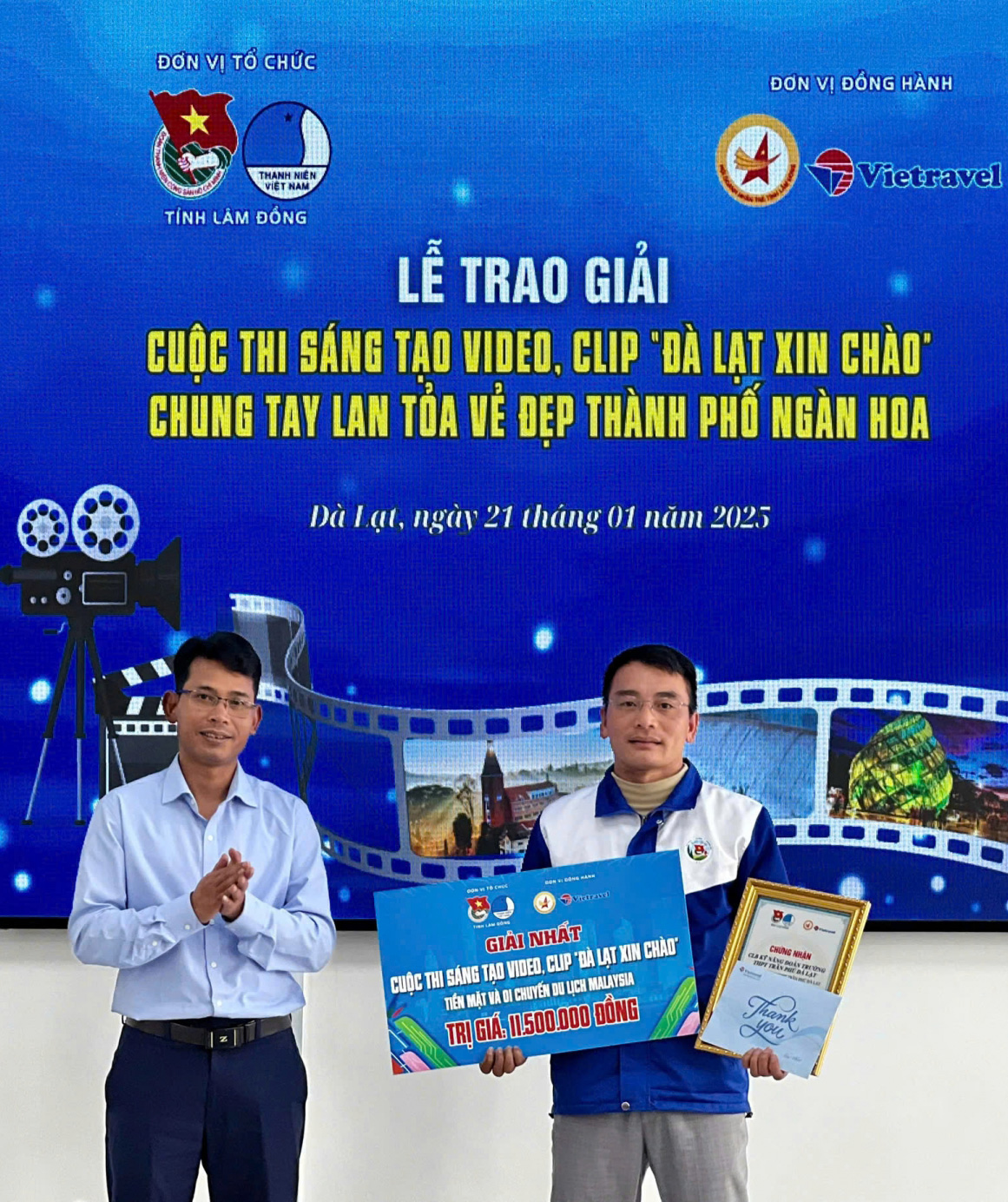 Anh Ndu Ha Biên - Bí thư Tỉnh Đoàn trao giải Nhất cho nhóm tác giả đến từ Đoàn Trường THPT Trần Phú, thành phố Đà Lạt