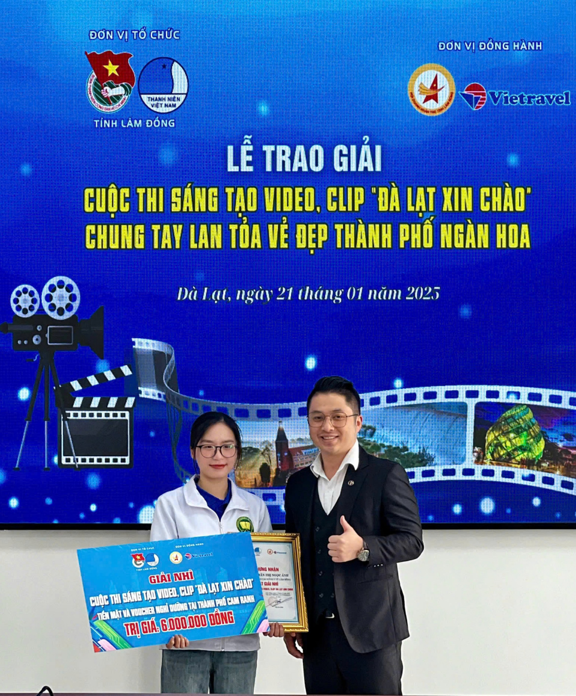 Đại diện Công ty Vietravel chi nhánh Đà Lạt trao giải Nhì cho tác giả Trần Thị Ngọc Ánh