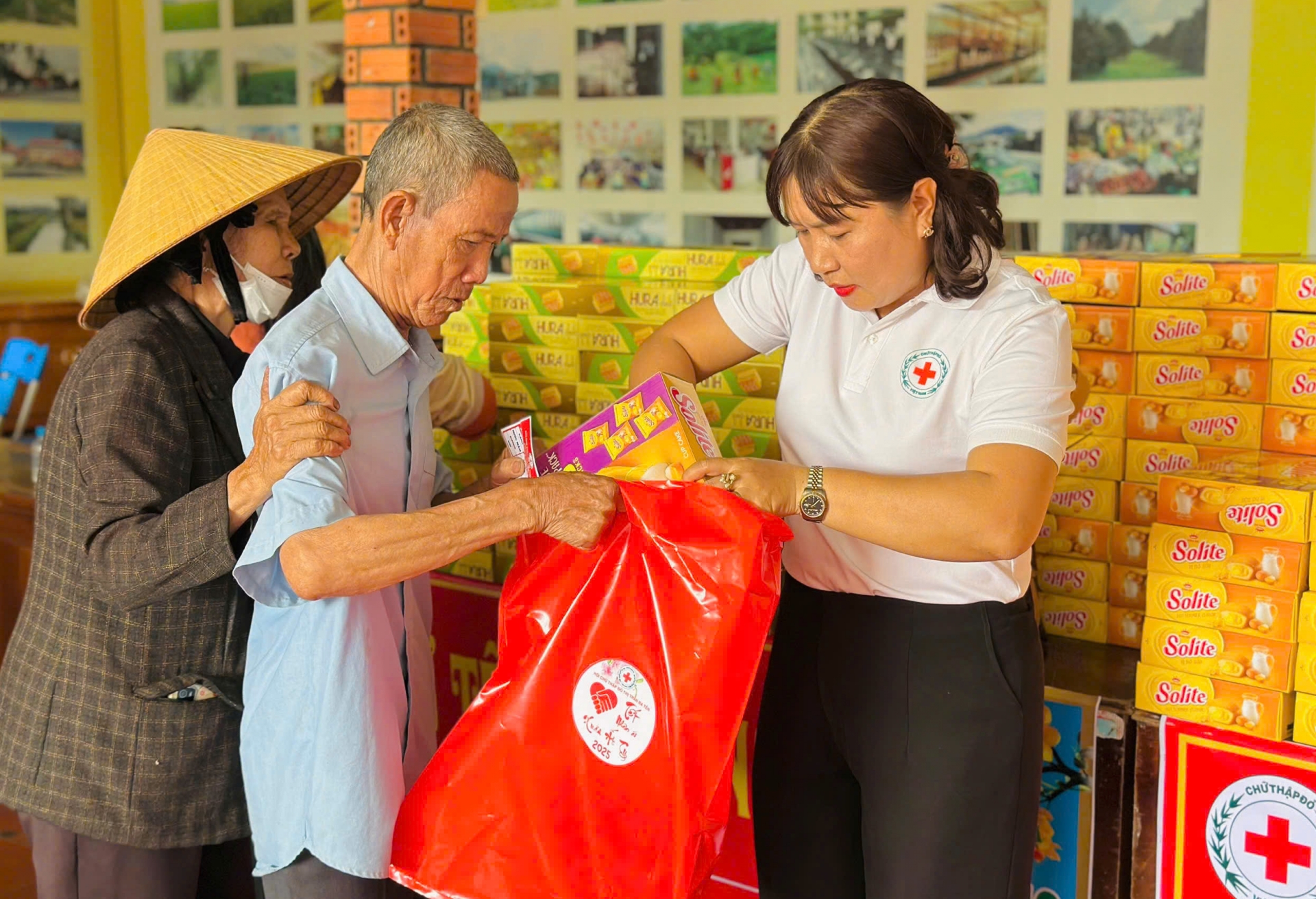 Người dân có hoàn cảnh khó khăn lựa cho các mặt hàng tại 