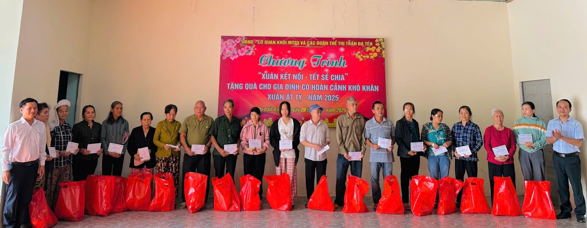 Lãnh đạo Thị trấn Đạ Tẻh trao quà cho người dân có hoàn cảnh khó khăn