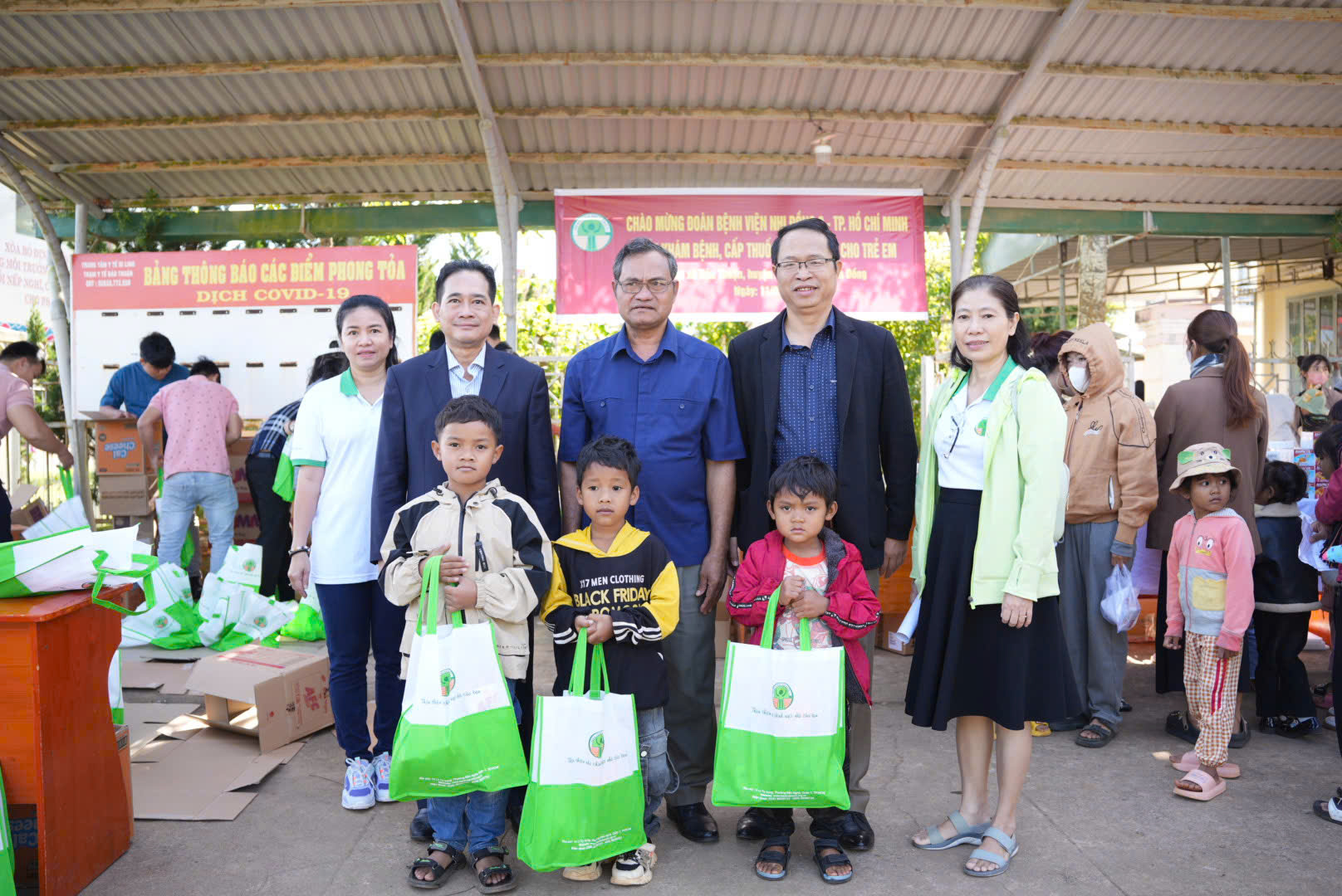 Trao tặng quà cho các em học sinh.