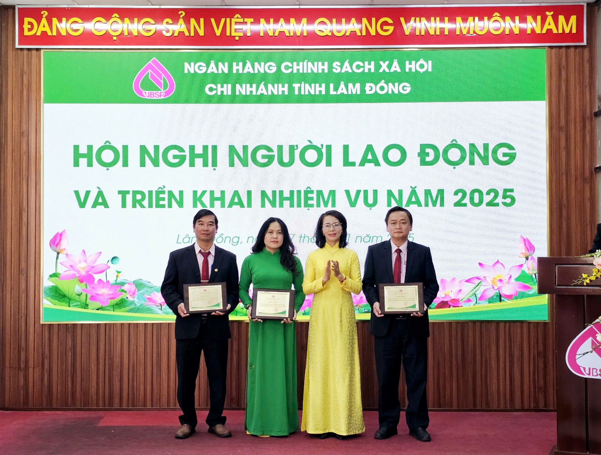 Bà Nguyễn Thị Ngọc Thu - Giám đốc Chi nhánh NHCSXH tỉnh Lâm Đồng trao thưởng: đơn vị xuất sắc nhất (PGD Bảo Lộc - bìa phải), xuất sắc nhì (PGD Di Linh - bìa trái), xuất sắc ba (PGD Bảo Lâm) các chỉ tiêu thi đua