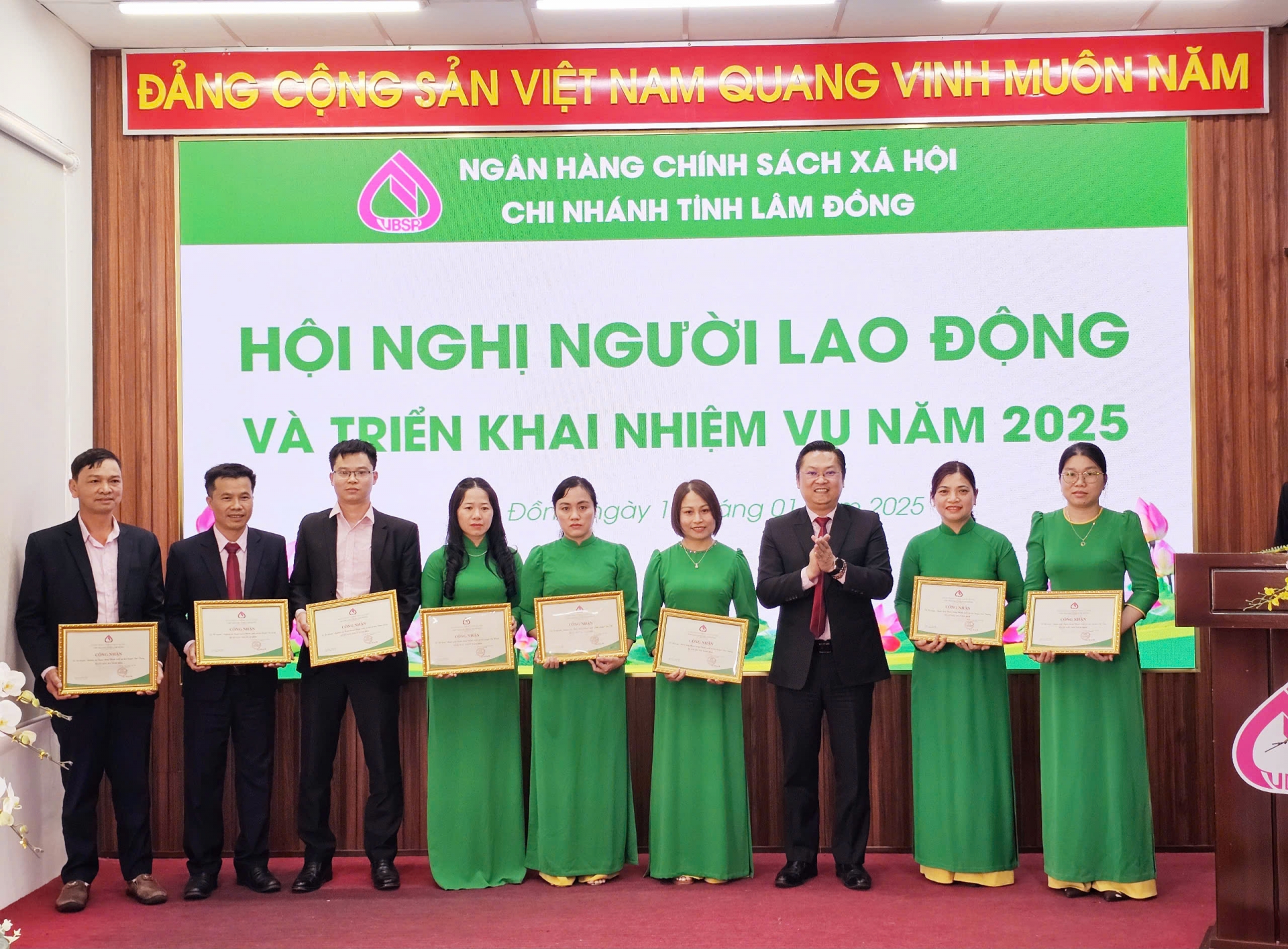 Ông Nguyễn Hữu Quang - Phó Giám đốc Chi nhánh NHCSXH tỉnh Lâm Đồng trao thưởng cho các Tổ nghiệp vụ hoàn thành xuất sắc nhiệm vụ năm 2024