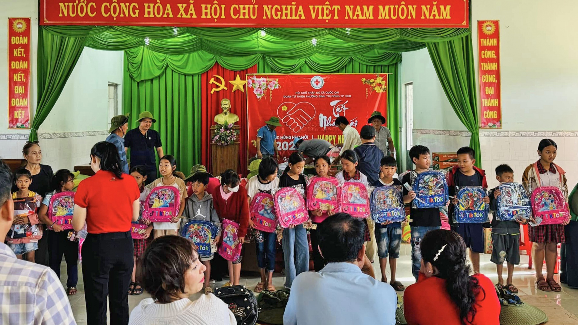 Trao quà cho các em học sinh