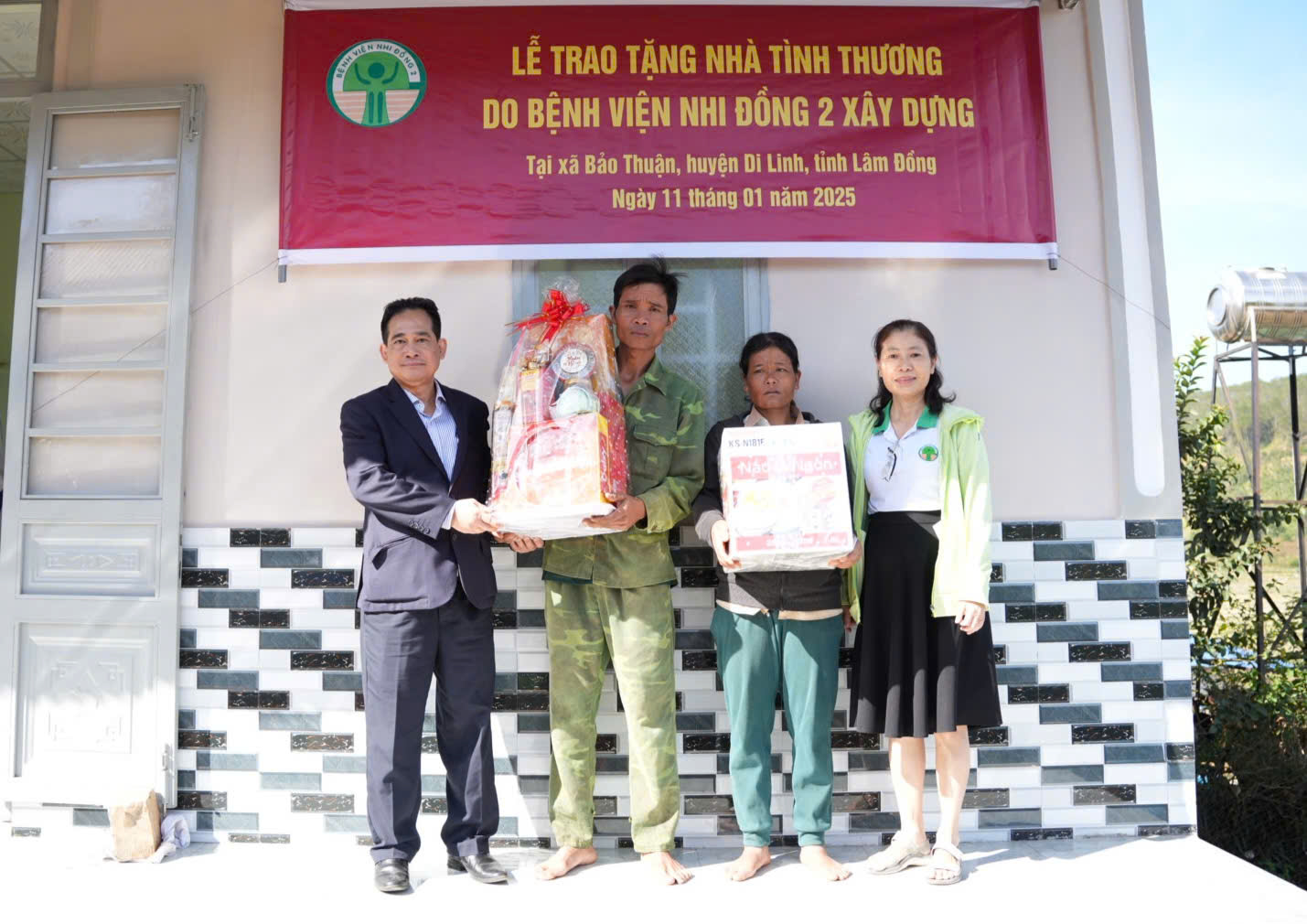 Trao tặng quà cho các em học sinh.