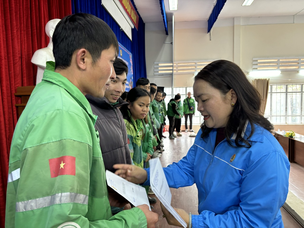 LĐLĐ thành phố trao quá cho đại diện Nghiệp đoàn xe công nghệ TP Đà Lạt (Grab)