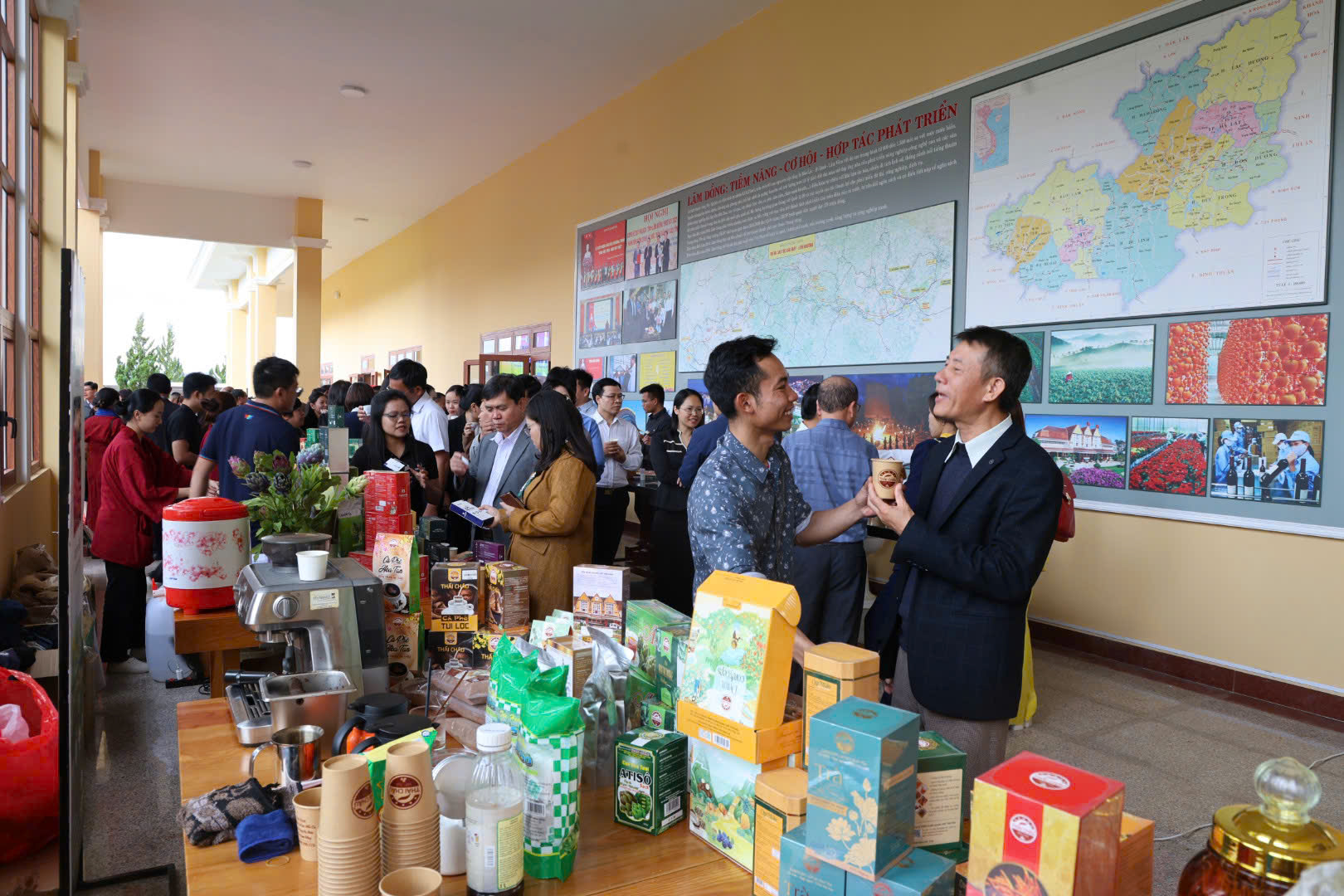 Mặc dù sản phẩm hàng hoá vùng Tây Nguyên có nhiều nét tương đồng, nhưng các đại biểu vẫn hào hứng trải nghiệm sản phẩm của nhau