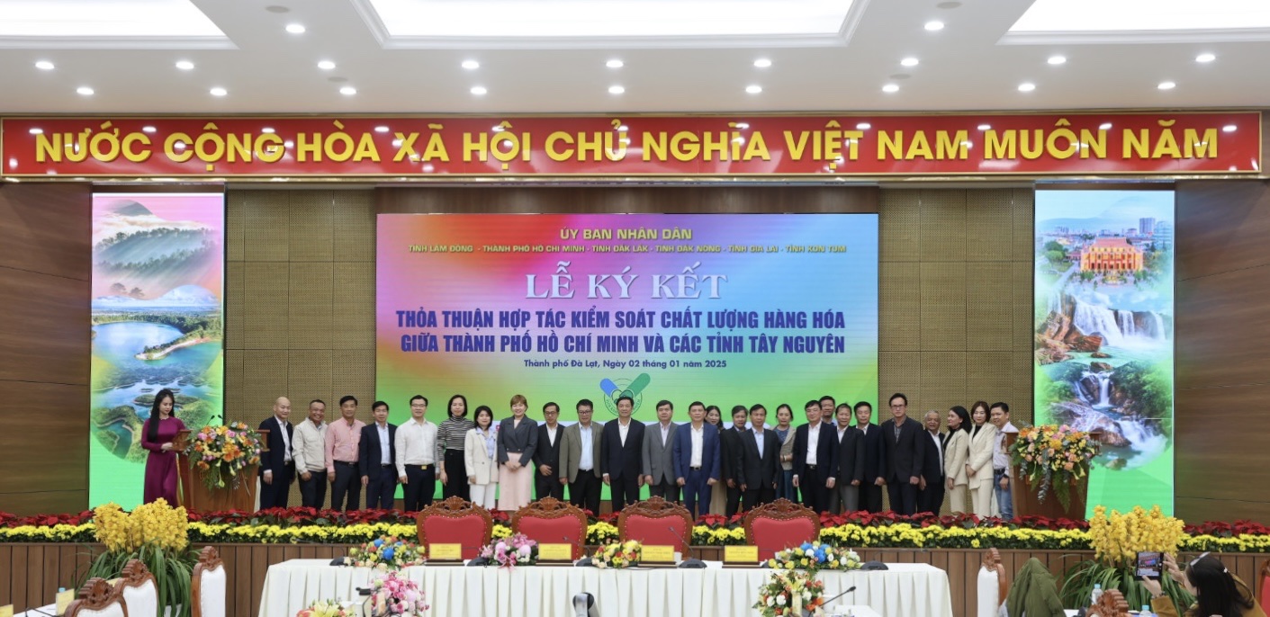 Lãnh đạo các tỉnh Tây Nguyên cùng lãnh đạo các sở ngành Thành phố Hồ Chí Minh và vùng Tây Nguyên cùng các doanh nghiệp, đơn vị bán lẻ, nhà phân phối... cam kết thực hiện Tịck Xanh trách nhiệm