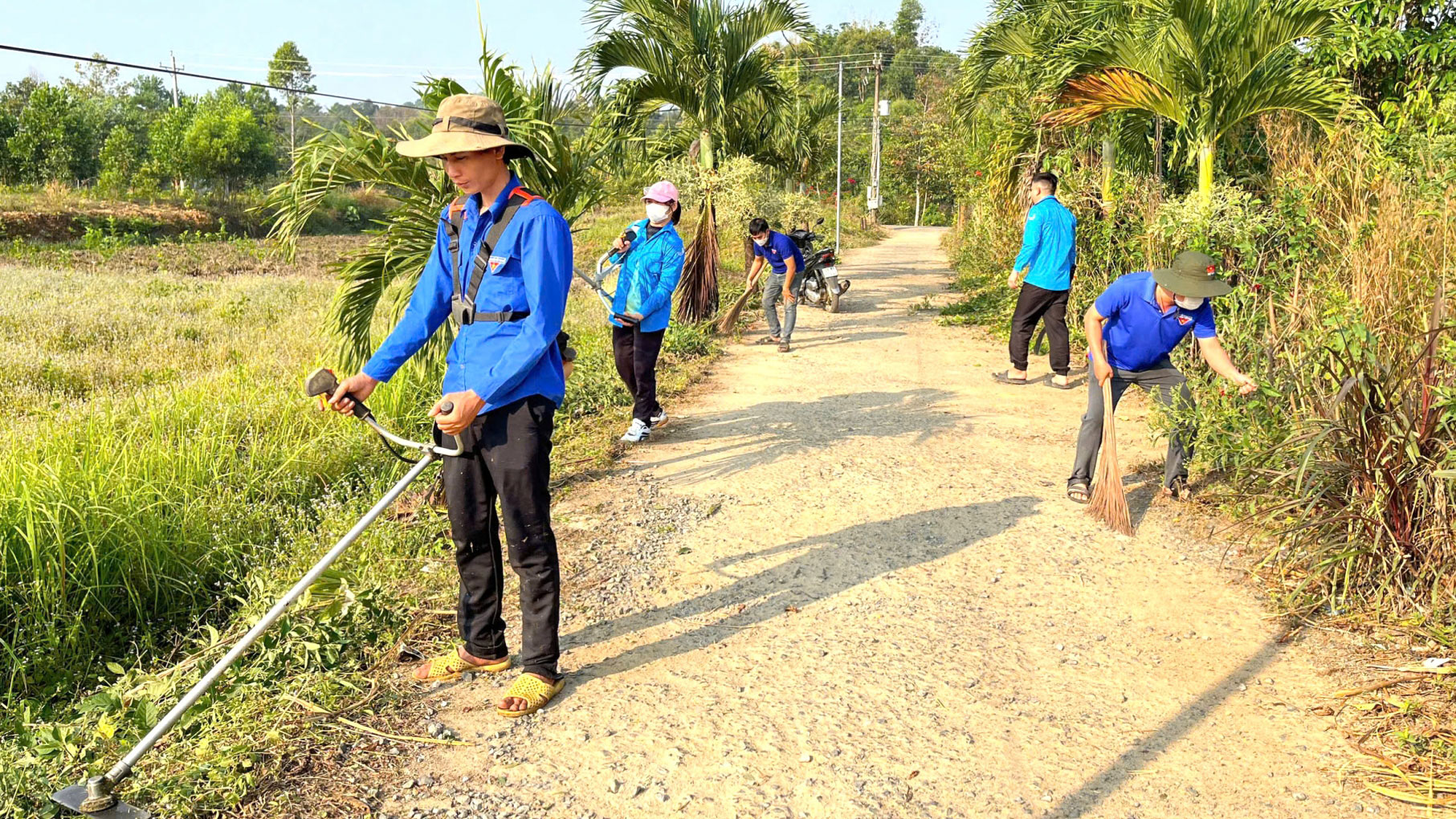 Tuổi trẻ Đạ Huoai ra quân dọn dẹp vệ sinh môi trường đón Tết