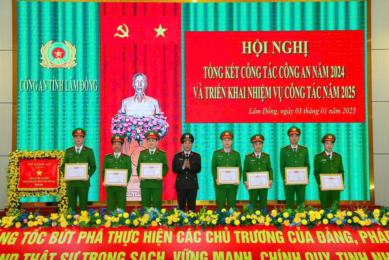 Đại tá Lê Hồng Phong - Tỉnh ủy viên, Phó Giám đốc Công an tỉnh trao danh hiệu đơn vị Quyết thắng cho các tập thể