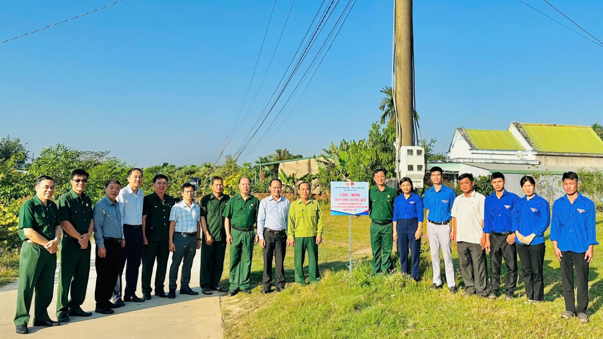 Đạ Huoai: Bàn giao công trình "Thắp sáng đường quê"