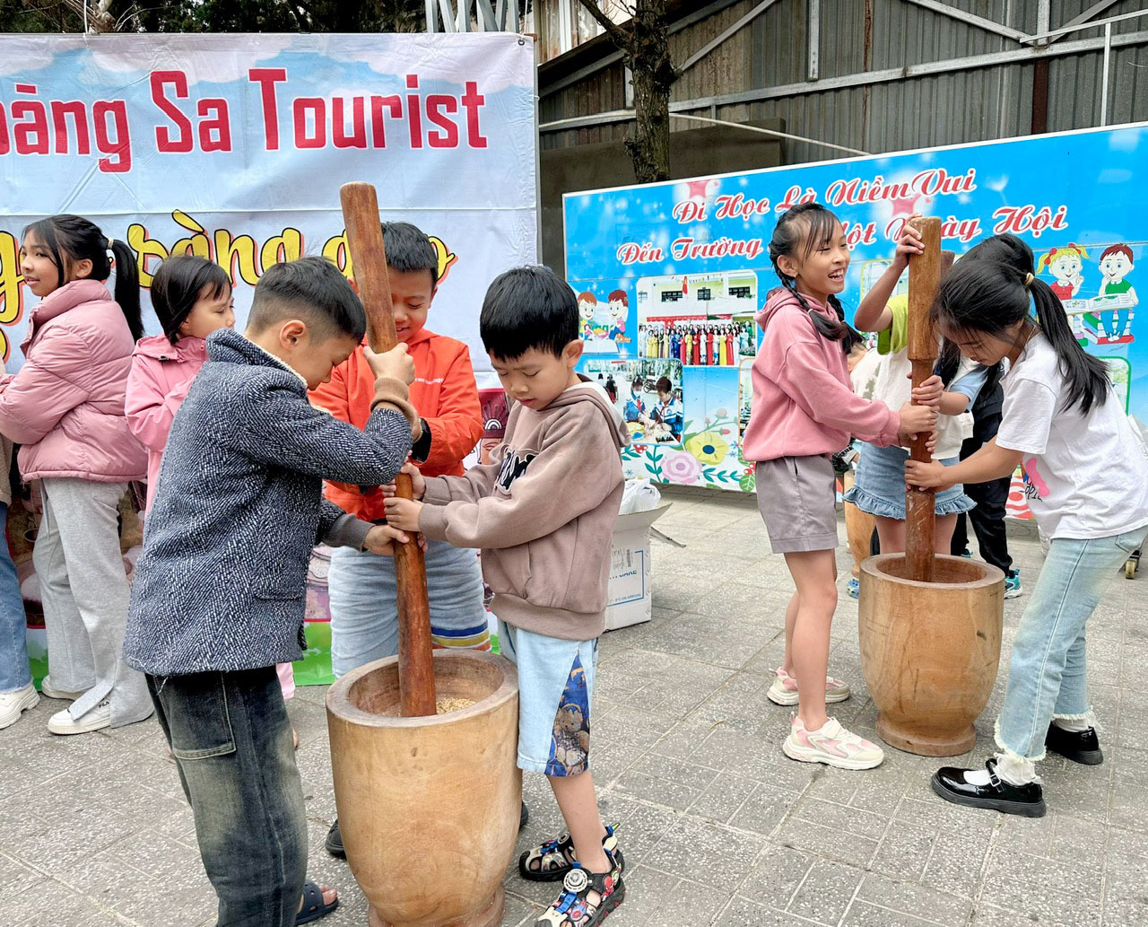 Tham gia hoạt động giã gạo