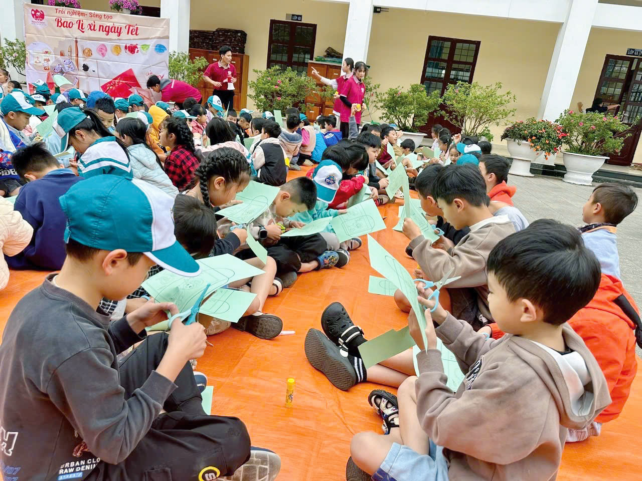 Các em học sinh trải nghiệm làm bao lì xì