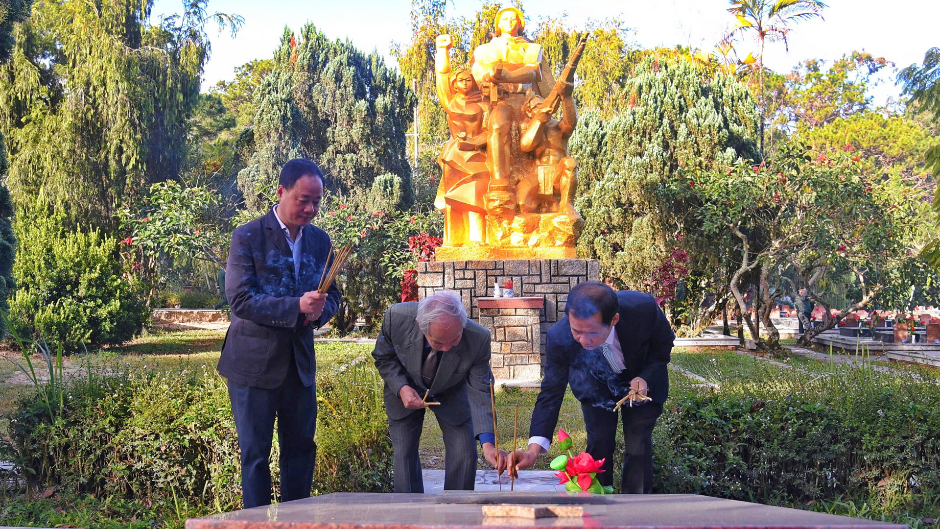 Lãnh đạo tỉnh, nguyên lãnh đạo tỉnh thành kính thắp hương tưởng niệm các anh hùng liệt sỹ.