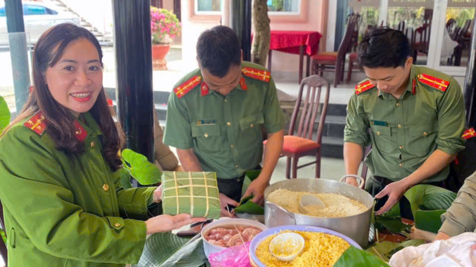 Công đoàn Công an tỉnh tặng bánh chưng cho cán bộ, chiến sĩ trực Tết Nguyên đán Ất Tỵ