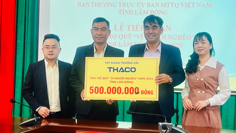 THACO Trường Hải trao 500 triệu đồng tặng Quỹ “Vì người nghèo” tỉnh Lâm Đồng