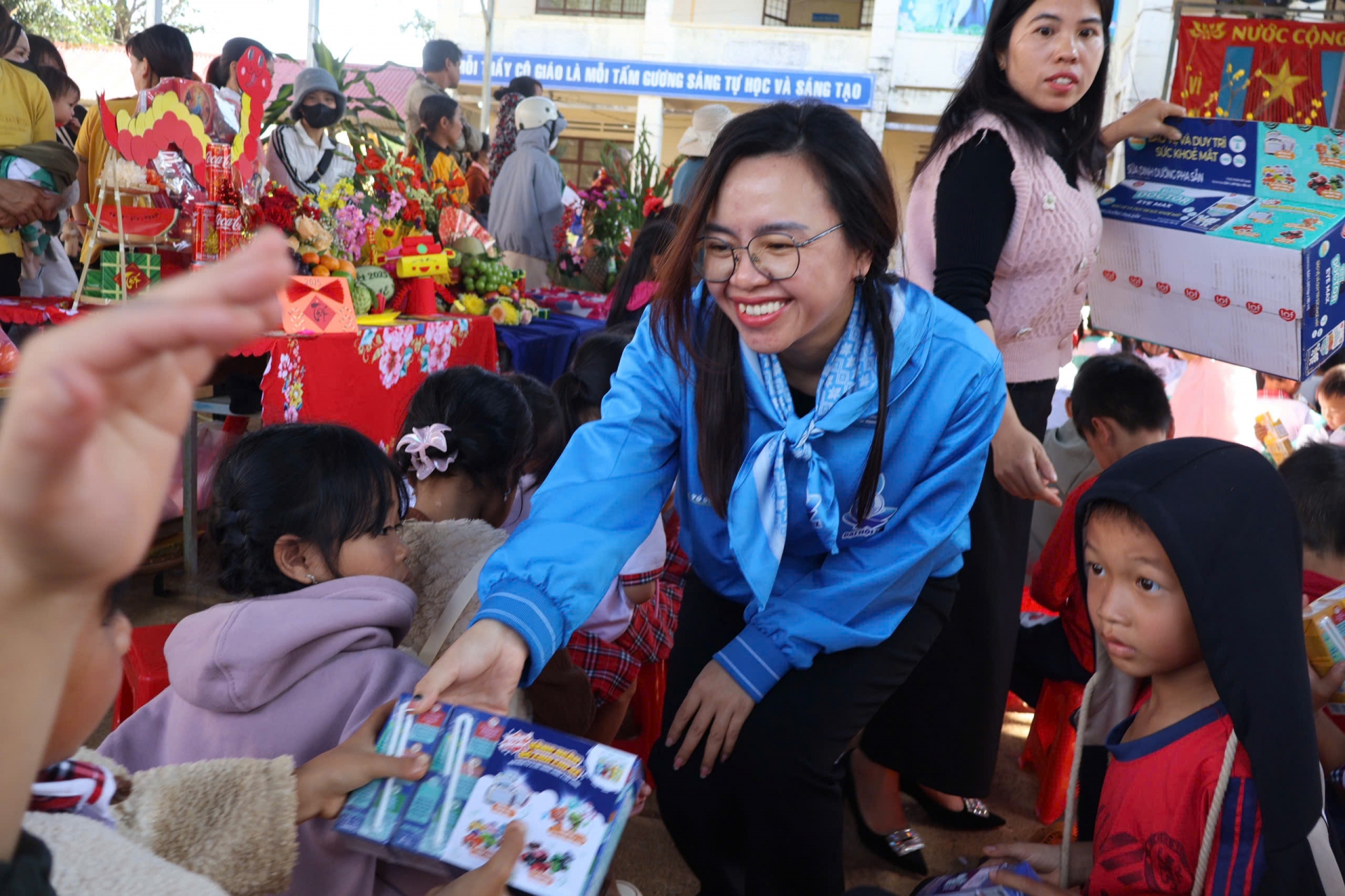 Tỉnh đoàn Lâm Đồng tặng 100 thùng sữa cho các em 