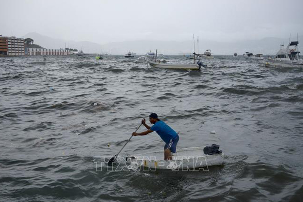 Tàu thuyền về bờ tránh bão Hilary tại Acapulco, bang Guerrero, Mexico, ngày 16/8/2023