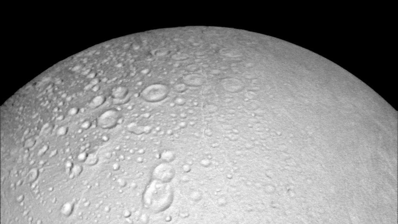 Miệng núi lửa rộng 450 km trên Mặt trăng Enceladus của sao Thổ. Ảnh: NASA