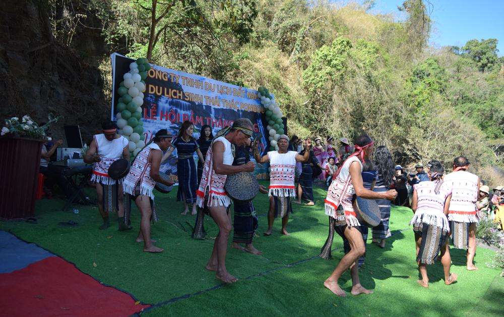 Đến với lễ hội thác Pongour, du khách đã được hòa mình vào thiên nhiên, được thưởng thức các tiết mục văn nghệ và tham gia vào các trò chơi dân gian như nhảy sạp, ném còn...