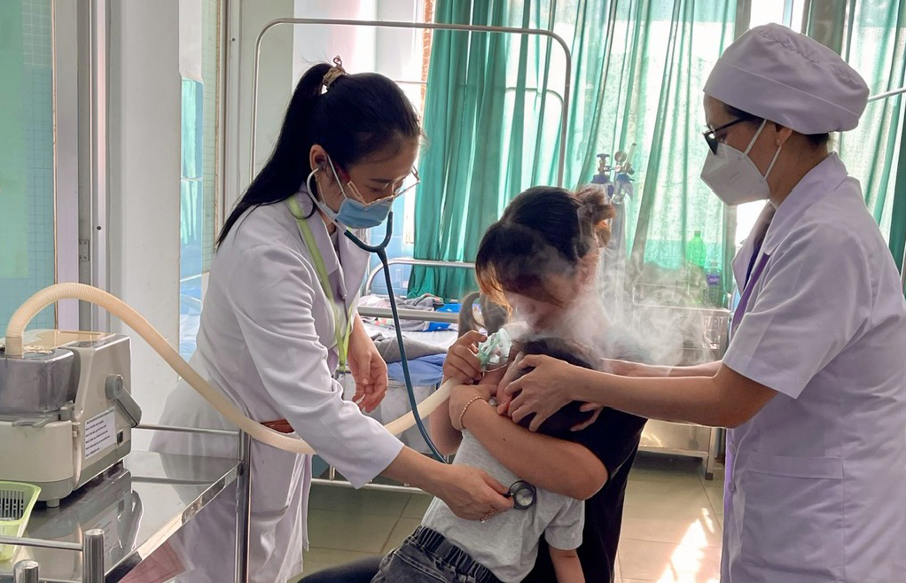 Các nhân viên y tế tại Trung tâm Y tế Đức Trọng xử trí cấp cứu cho trẻ em bị viêm đường hô hấp cấp tính