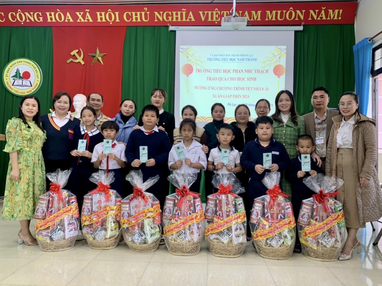 Trường Tiểu học Phan Như Thạch Đà Lạt trao tặng quà Tết cho học sinh có hoàn cảnh khó khăn của Trường Tiểu học Nam Thành
