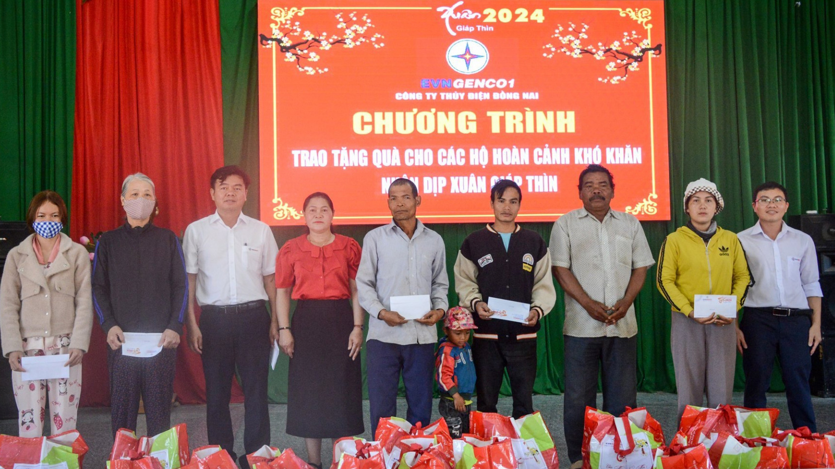 Trao quà cho các hộ dân tại xã Lộc Bảo, huyện Bảo Lâm