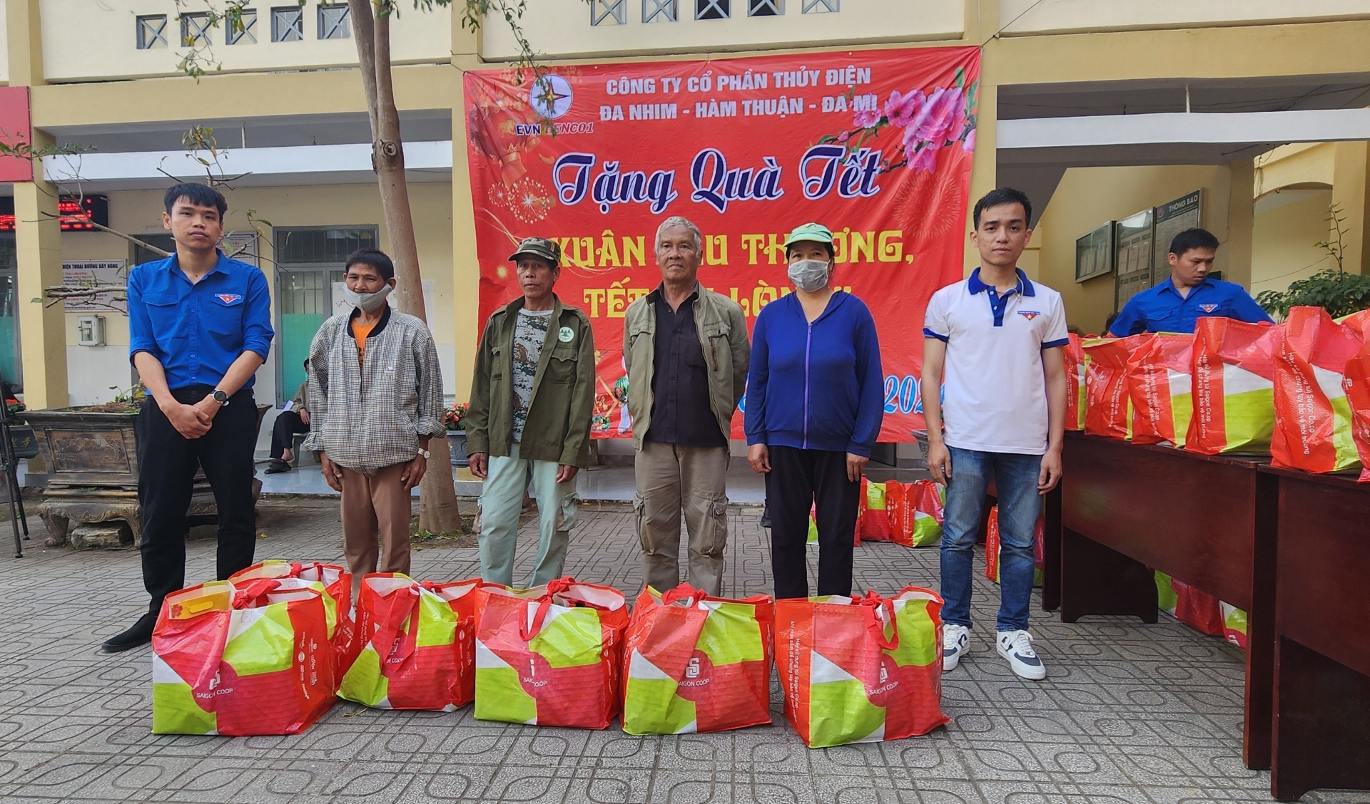 Công ty ĐHĐ trao tặng quà Tết cho người dân tại thị trấn D’ran, huyện Đơn Dương, tỉnh Lâm Đồng