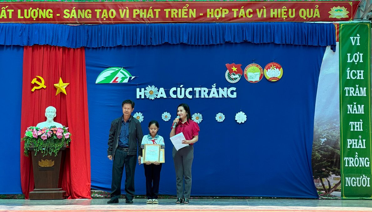 Trao hỗ trợ cho Hoa Cúc Trắng Cấn Nguyễn Thiên An
