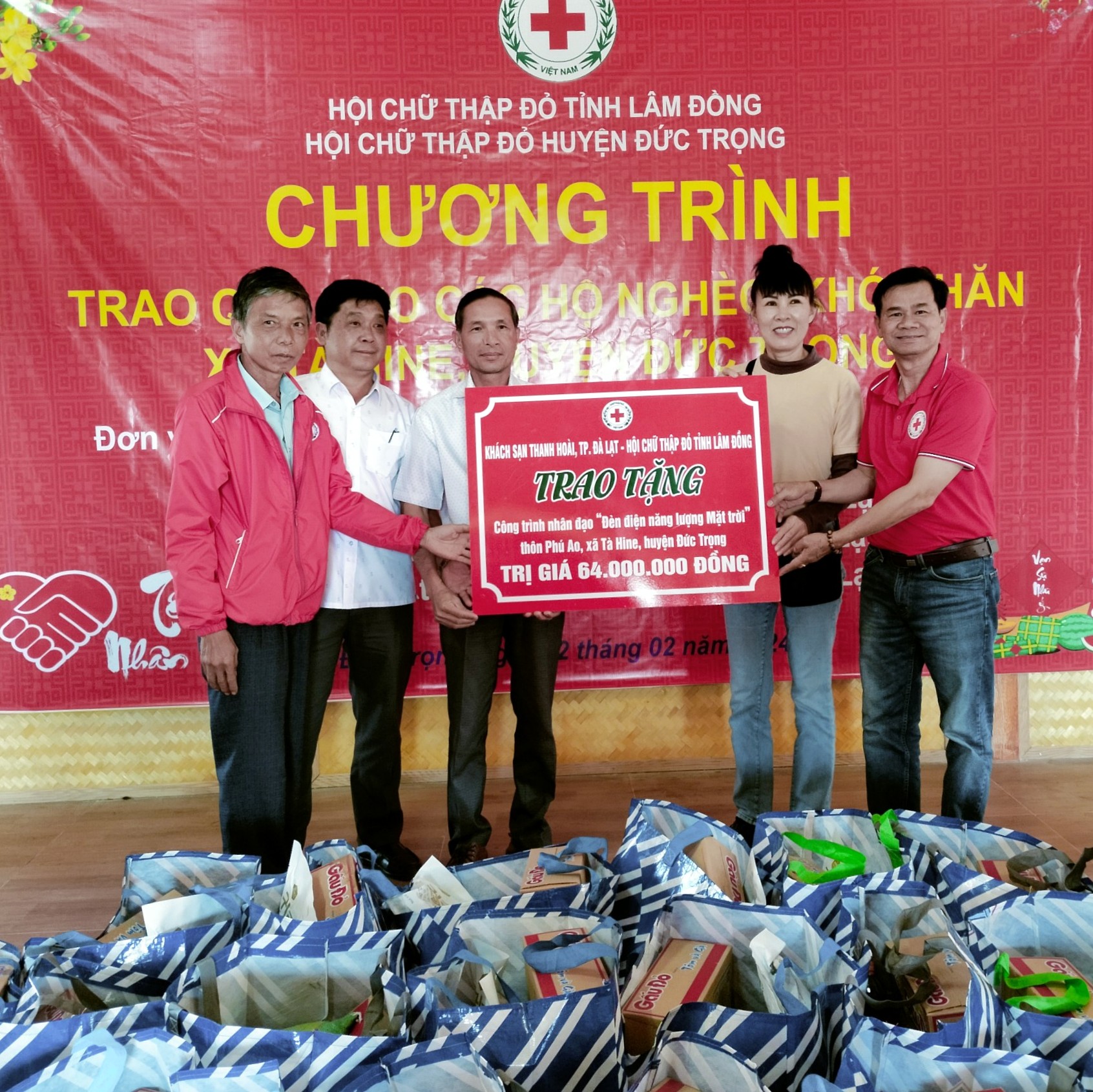 Hội Chữ thập đỏ tỉnh Lâm Đồng và đơn vị tài trợ trao tặng công trình nhân đạo “Đèn điện năng lượng mặt trời”