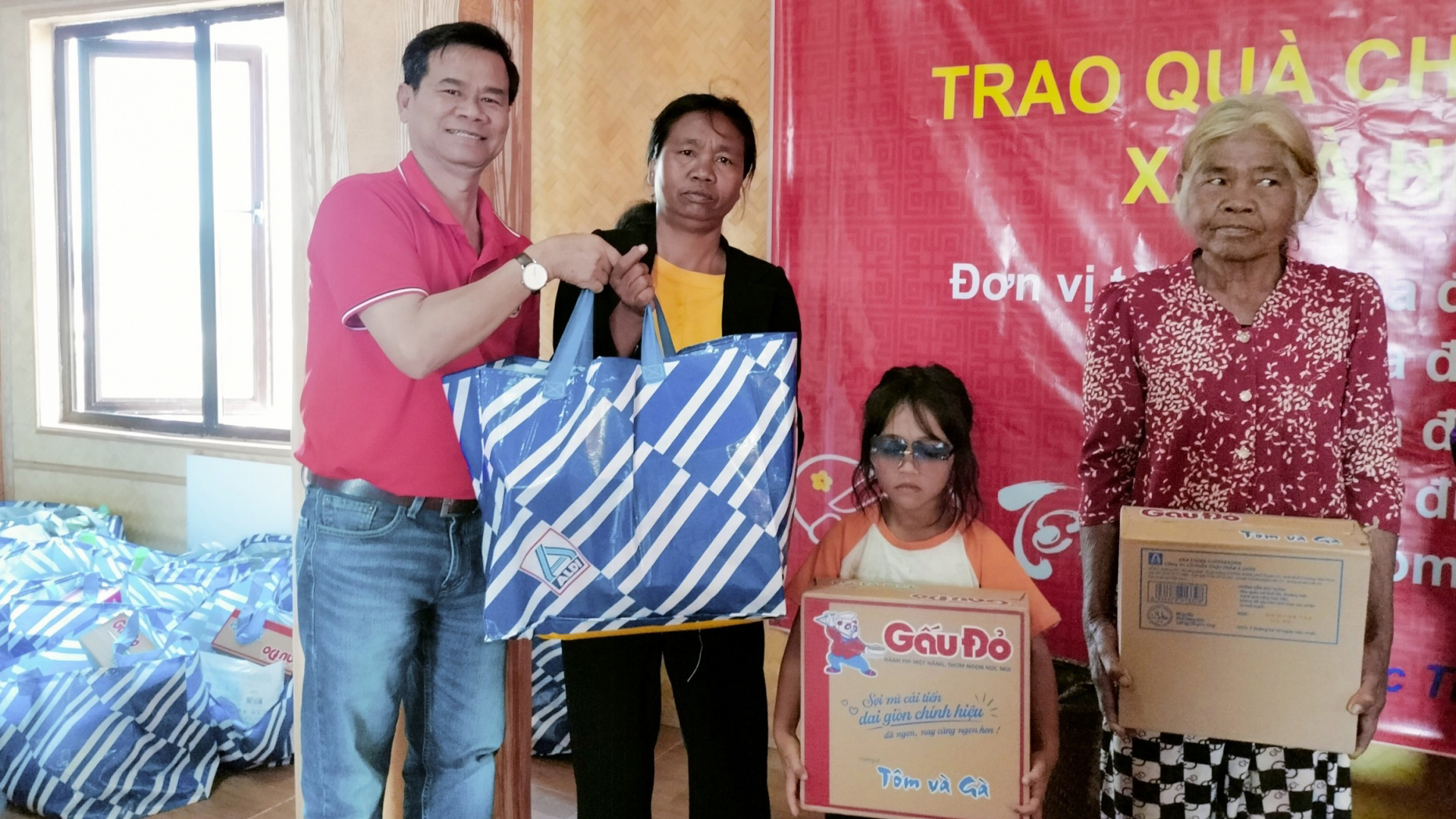Trao tặng 167 phần quà Tết và công trình nhân đạo ''Đèn điện năng lượng mặt trời'' tại xã Tà Hine, huyện Đức Trọng