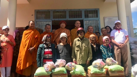 Trao tặng 300 phần quà cho các hộ khó khăn tại huyện Đơn Dương