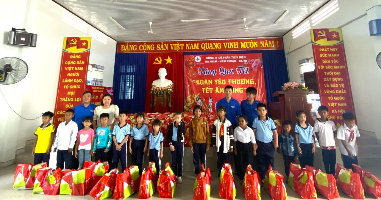 Công ty ĐHĐ trao tặng quà Tết tại xã Lâm Sơn, huyện Ninh Sơn, tỉnh Ninh Thuận