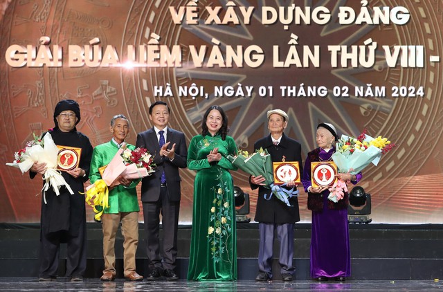 Phó Chủ tịch nước Võ Thị Ánh Xuân và Phó Thủ tướng Trần Hồng Hà trao kỷ niệm chương cho 4 đảng viên tiêu biểu