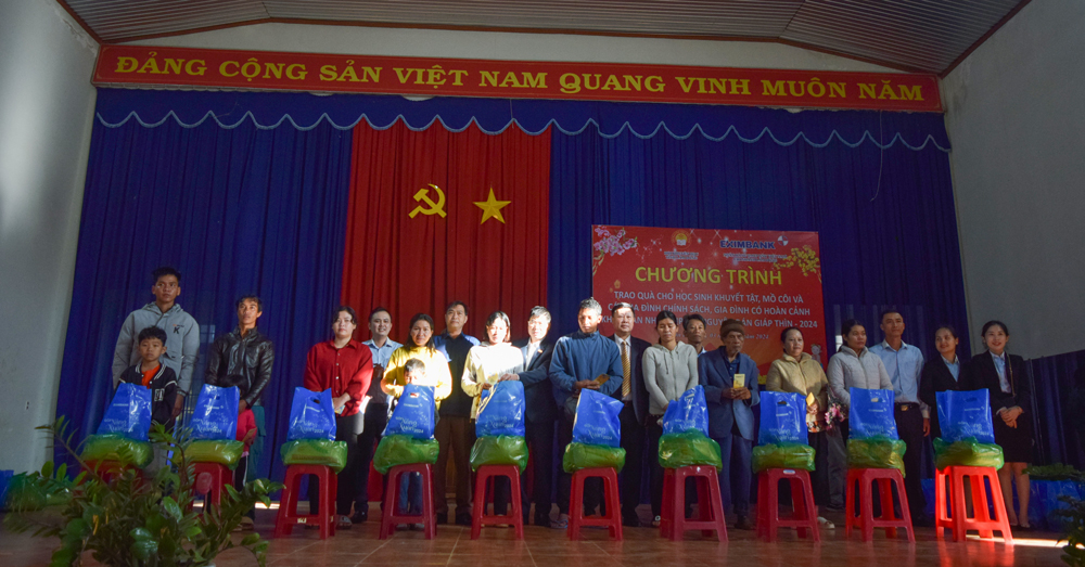 Ông Nguyễn Văn Ninh – Giám đốc Ngân hàng Eximbank và ông Đỗ Hoàng Tuấn -  Phó Chủ tịch Hội Khuyến học tỉnh trao quà cho học sinh và các hộ gia đình xã Nthol Hạ