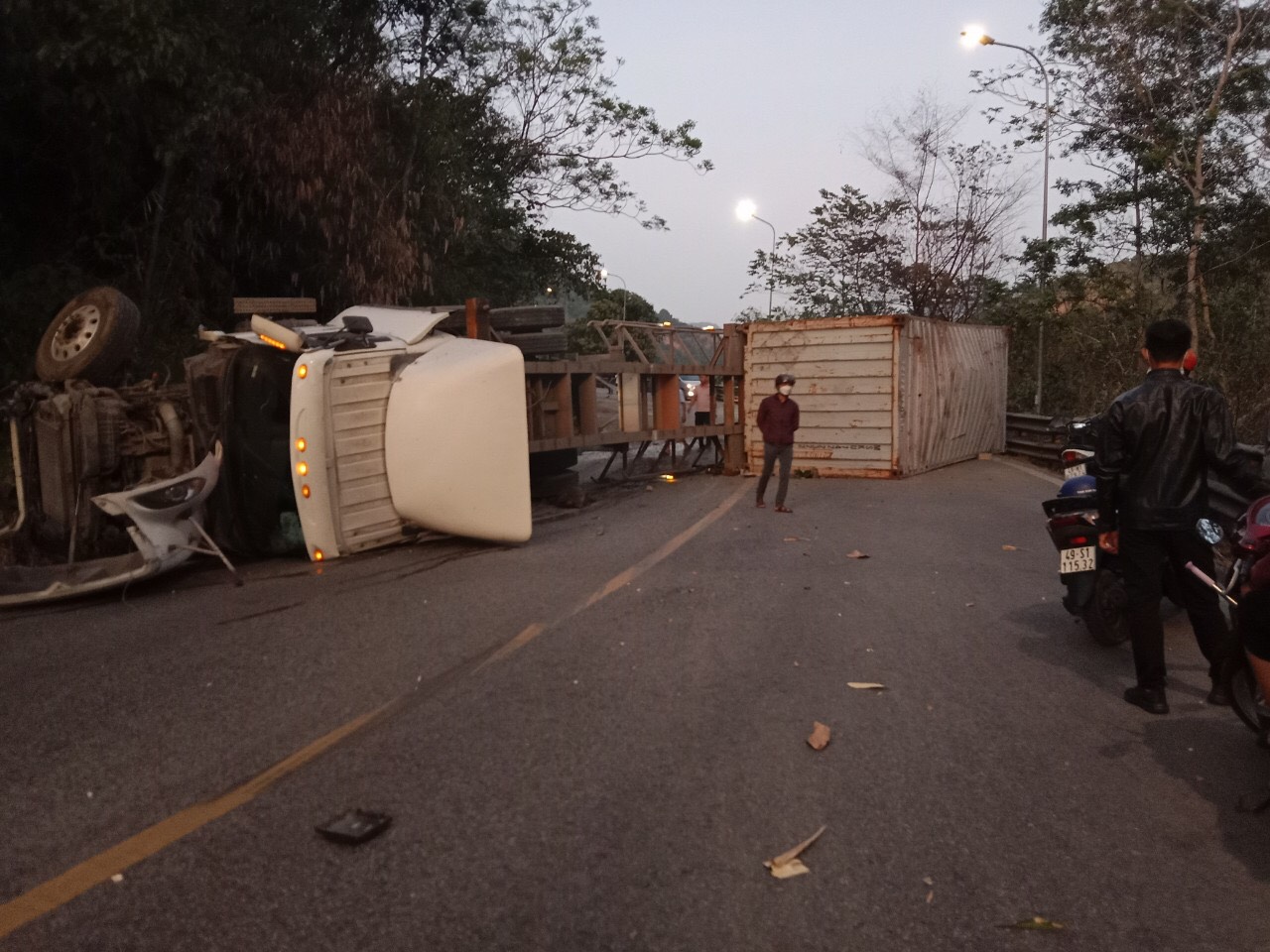 Xe container bị lật chắn ngang đường, khiến đèo Bảo Lộc ách tắc hơn 3 giờ đồng hồ
