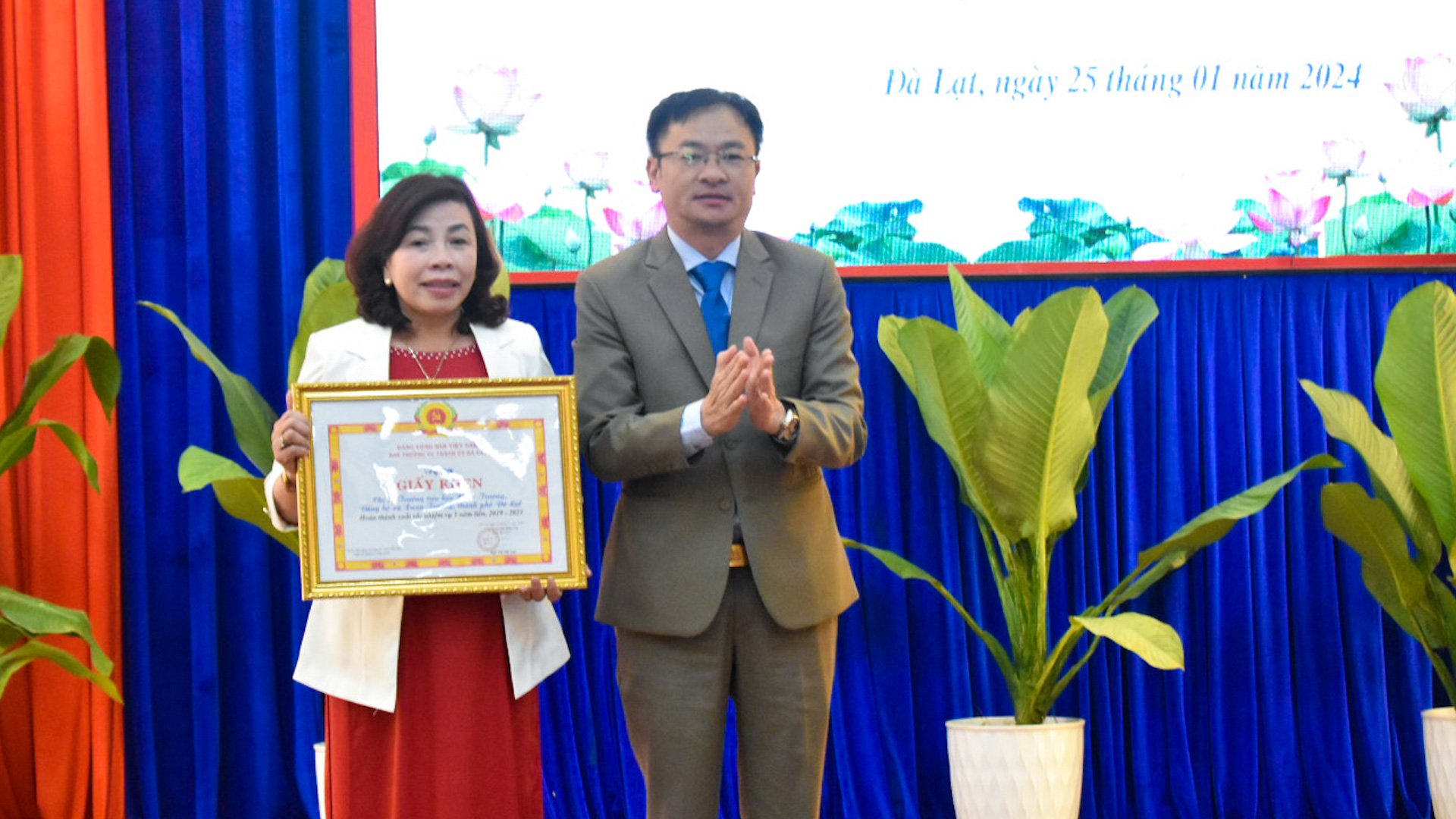 Chi bộ Trường Tiểu học Xuân Trường được Thành ủy khen thưởng vì có thành tích xuất sắc trong công tác xây dựng Đảng 5 năm liền