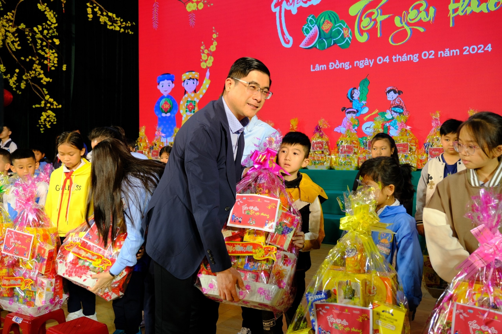 Đồng chí Nguyễn Khắc Bình - Tỉnh ủy viên, Phó Chủ tịch HĐND tỉnh tặng quà Tết cho các em thiếu nhi