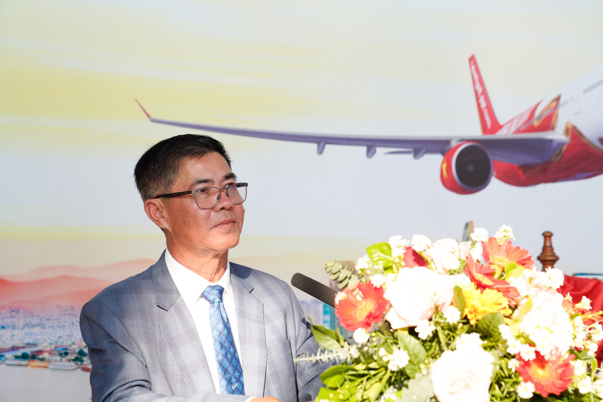 Ông Bounteng Symoon – Phó Tổng Cục trưởng Cục Hàng không Dân dụng Lào phát biểu chúc mừng đường bay mới của Vietjet đến Lào 