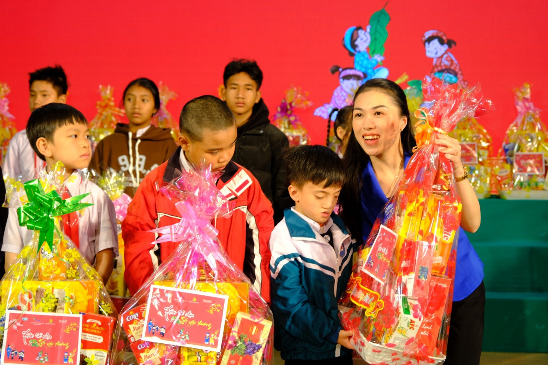 Chị Trần Diệp Mỹ Dung - Phó Bí thư Tỉnh Đoàn, Chủ tịch Hội đồng Đội tỉnh trao quà Tết cho các em thiếu nhi