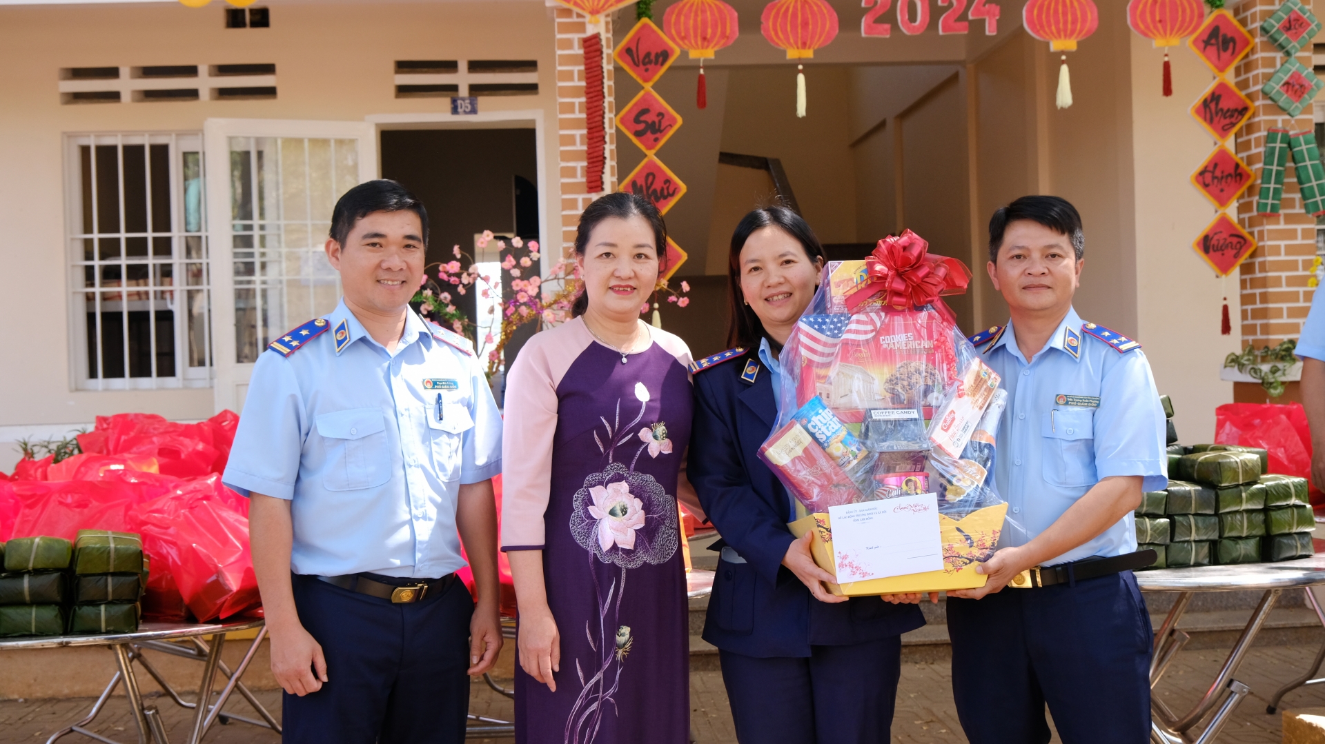 Bà Lê Thị Thêu - Giám đốc Sở Lao động Thương binh và Xã hội tặng quà cho Ban lãnh đạo Trung tâm cai nghiện ma túy tỉnh Lâm Đồng