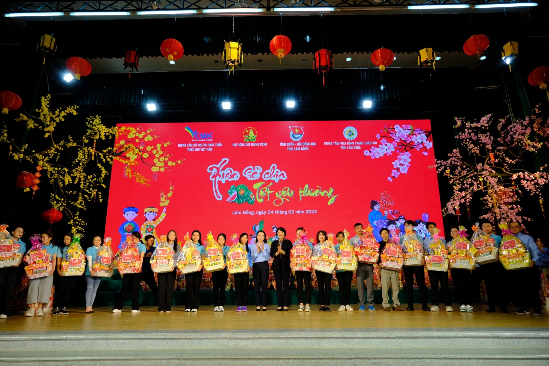 Chủ tịch Hội đồng Đội Trung ương Nguyễn Phạm Duy Trang và Trưởng Ban Dân vận Tỉnh ủy Lâm Đồng  trao quà Tết cho các anh chị Tổng phụ trách Đội