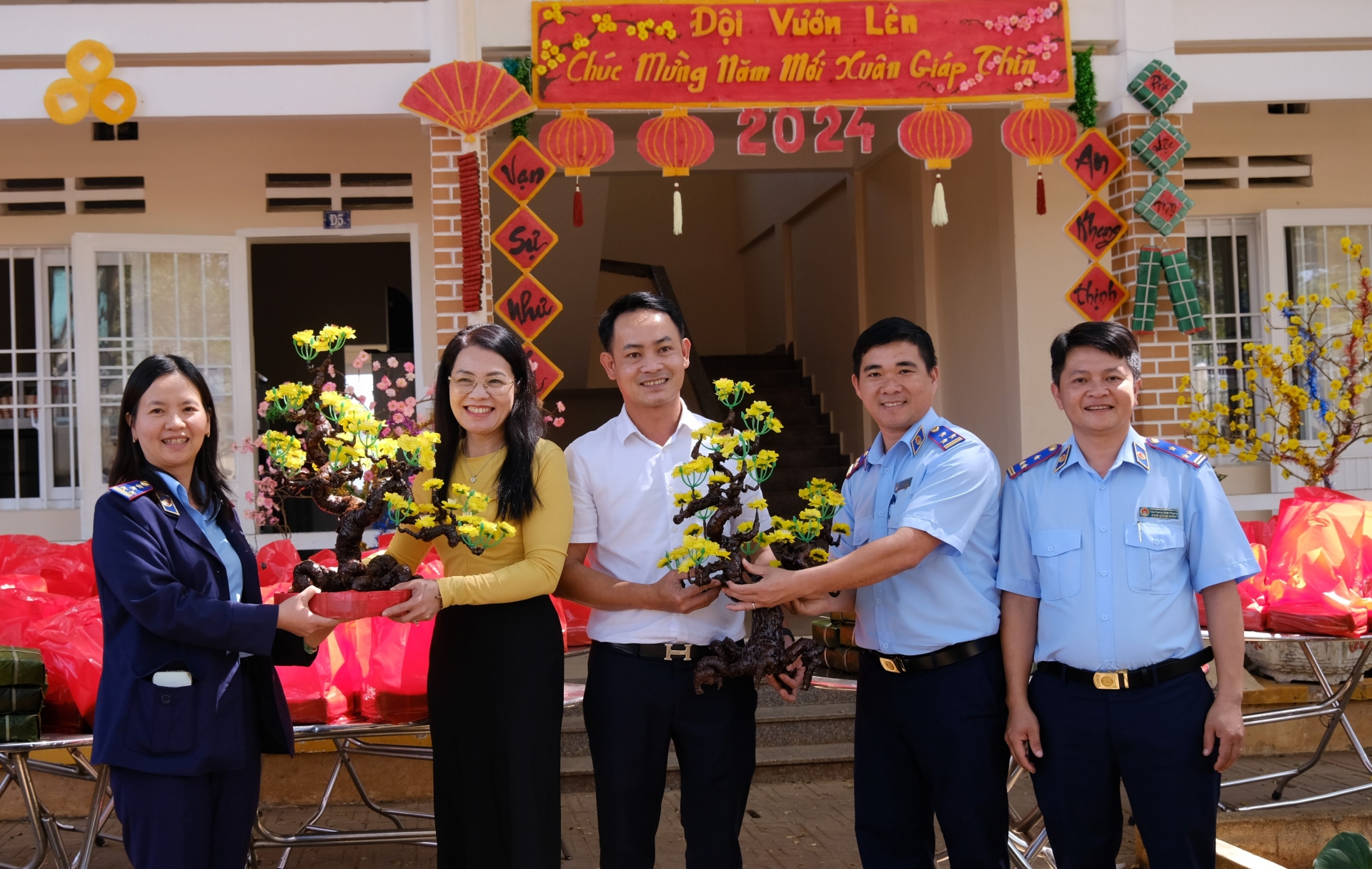 Ban lãnh đạo Trung tâm cai nghiện ma túy tỉnh Lâm Đồng tặng quà cảm ơn Ban tổ chức